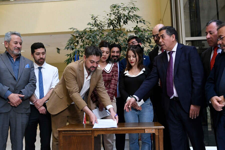 Firman acusación constitucional contra juez Ulloa