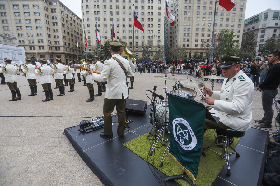 Orfeón de Carabineros de Chile interpreta el clásico del grupo Británico – Australiano, AC/DC Thunderstruck