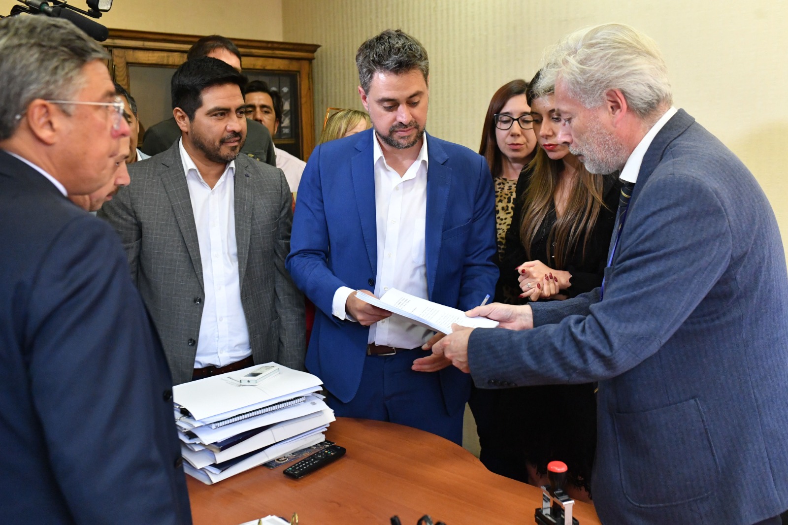 Diputados oficialistas presentan acusación constitucional contra ministro Simpertigue por vínculo con “trama bielorrusa”