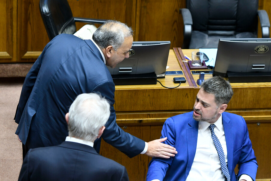 Senador Espinoza desmiente situación de querella contra diputado Manouchehri y anuncia que avanzará en solicitud de desafuero