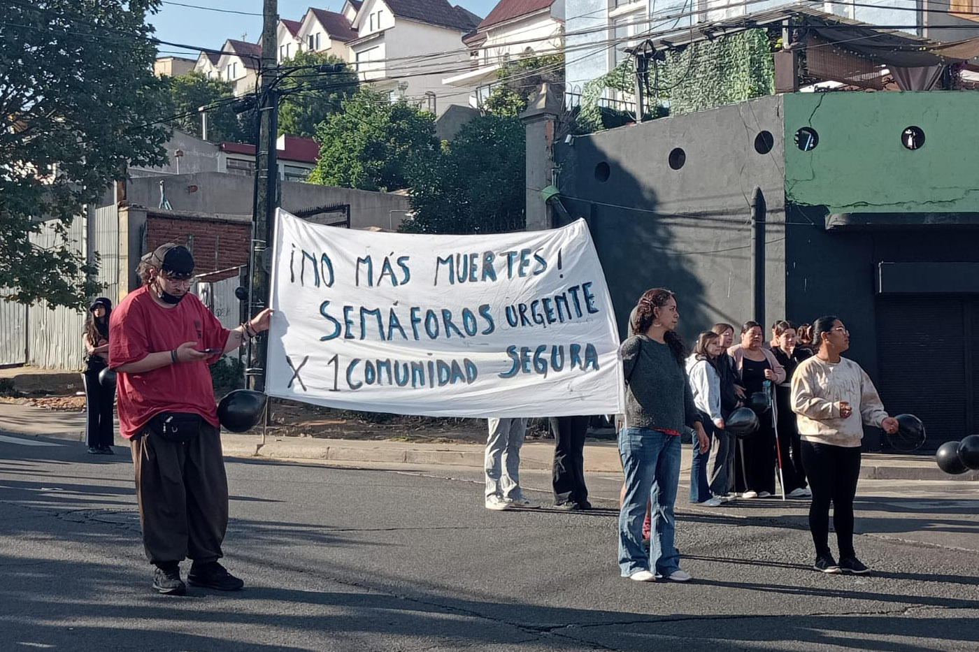 Vecinos y estudiantes protestan por joven que murió atropellada en cruce