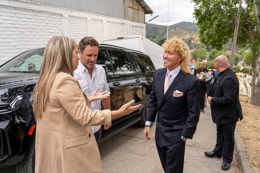 Leonardo Farkas entrega viviendas a afectados del megaincendio en Quilpué