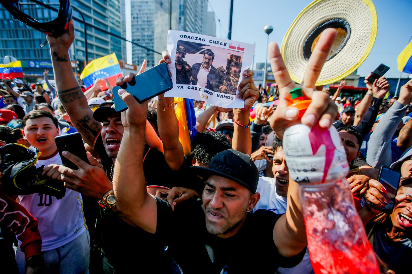 Venezolanos se reúnen en las afueras del metro San Alberto captura del dictador Nicolás Maduro
