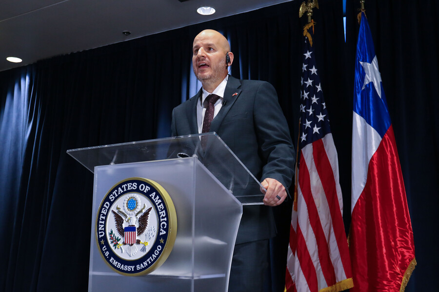 Embajador de EEUU defiende sanciones y califica de “irrisoria” la reacción de Chile ante polémica por cable submarino