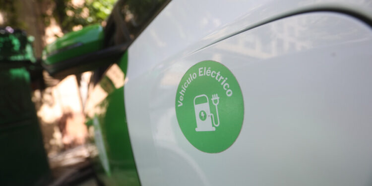 Piden agilizar reglamento de Ley Retrofit para transformar vehículos de combustión a eléctricos