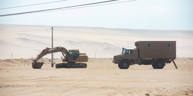 Retro excavadoras en la frontera Chile-Peru