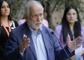 No descartan una acusación constitucional contra exministro Montes tras irregularidades en Plan de Emergencia Habitacional