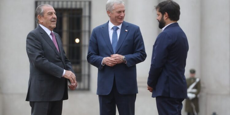 Afectaría al expresidente Boric: Ingresan reforma para otorgar dieta de expresidentes solo al jubilar